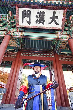 Ceremonial guard in traditional uniform, Deoksugung Palace, Seoul, South Korea, Asia