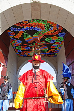 Ceremonial guards in traditional uniform, Gyeongbokgung Palace, Seoul, South Korea, Asia