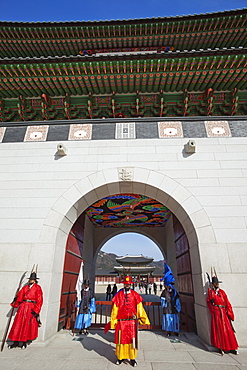 Ceremonial guards in traditional uniform, Gyeongbokgung Palace, Seoul, South Korea, Asia