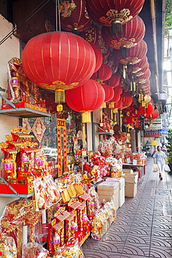 Shop selling paper lanterns and Chinese decorations, Chinatown, Bangkok, Thailand, Southeast Asia, Asia