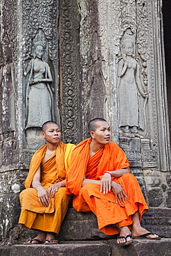 Monks and reliefs depicting apsara dancers, Bayon Temple, Angkor Thom, Angkor, UNESCO World Heritage Site, Siem Reap, Cambodia, Indochina, Southeast Asia, Asia