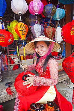 Girl making paper lanterns, Old Town, Hoi An, Vietnam, Indochina, Southeast Asia, Asia