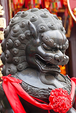 Bronze lion statue, Wong Tai Sin Temple, Wong Tai Sin, Kowloon, Hong Kong, China, Asia