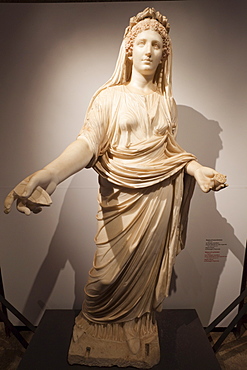 Marble statue of a priestess, The Cryptoporticus, The Palatine, Rome, Lazio, Italy, Europe