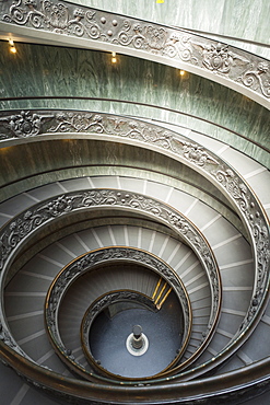 Spiral stairway designed by Guiseppe Momo in 1933, Vatican Museum, The Vatican, Rome, Lazio, Italy, Europe