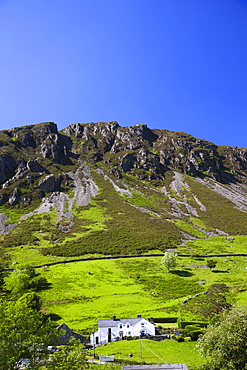 Farmhouse and mountains, Snowdonia National Park, Gwynedd, Wales, United Kingdom, Europe