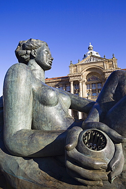 The River Fountain statue known as The Floozie in the Jacuzzi, sculpted by Dhurva Mistry, Victoria Square, Birmingham, England, United Kingdom, Europe