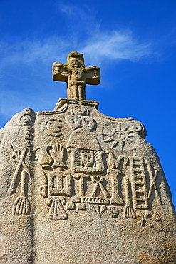 Saint Uzec standing stone, Menhir, Pleumeur Bodou, Cotes d'Armor, Brittany, France, Europe