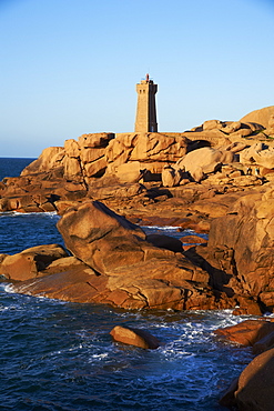 Pointe de Squewel and Mean Ruz Lighthouse, Men Ruz, Ploumanach, Cote de Granit Rose, Cotes d'Armor, Brittany, France, Europe