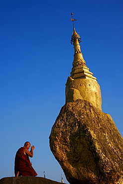 Buddhist monk praying at the Golden Rock of Nwa La Bo, Mawlamyine (Moulmein), Mon State, Myanmar (Burma), Asia