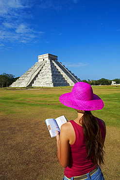 Tourist looking at El Castillo pyramid (Temple of Kukulcan) in the ancient Mayan ruins of Chichen Itza, UNESCO World Heritage Site, Yucatan, Mexico, North America