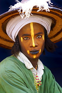 Wodaabe (Bororo) man with his face painted at the annual Gerewol male beauty contest, a general reunion of West African Wodaabe Peuls (Bororo Peul), Niger, West Africa, Africa