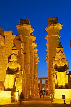 Great Court of Ramesses II and colossal statues of Ramesses II, Temple of Luxor, Thebes, UNESCO World Heritage Site, Egypt, North Africa, Africa