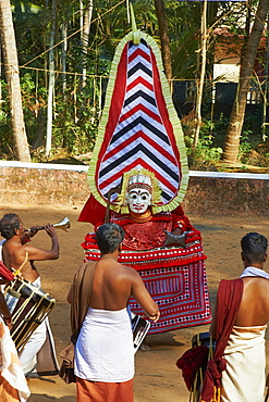 Representation of a Hindu god, Teyyam ceremony, near Kannur, Kerala, India, Asia