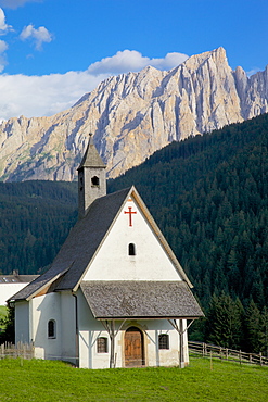 Church and Latemar Group mountains near Welschnofen, Bolzano Province, Trentino-Alto Adige/South Tyrol, Italian Dolomites, Italy, Europe