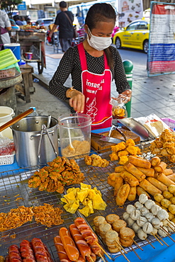 Street food on Phetchaburi Road, Bangkok, Thailand, Southeast Asia, Asia