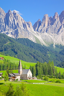 Church, Val di Funes, Bolzano Province, Trentino-Alto Adige/South Tyrol, Italian Dolomites, Italy, Europe