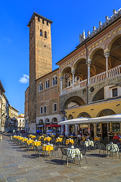 Cafes and Tower of Anziani in Piazza della Frutta, Ragione Palace is visible, Padua, Veneto, Italy, Europe