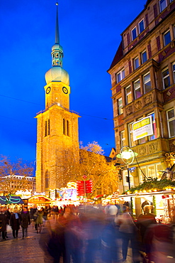 St. Reinoldi Church and Christmas Market at dusk, Dortmund, North Rhine-Westphalia, Germany, Europe