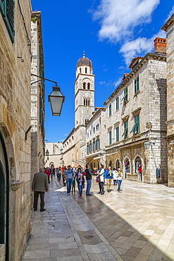 Visitors on Stradun and Franciscan Church and Monastery, Dubrovnik Old Town, UNESCO World Heritage Site, Dubrovnik, Dalmatia, Croatia, Europe