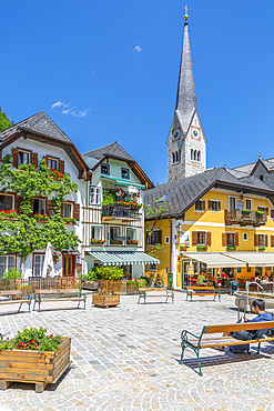 View of Marktplatz in Hallstatt village, UNESCO World Heritage Site, Salzkammergut region of the Alps, Salzburg, Austria, Europe