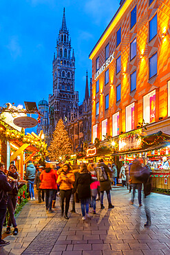 View of New Town Hall and bustling Christmas Market in Marienplatz at dusk, Munich, Bavaria, Germany, Europe