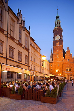 Town hall at dusk, Rynek (Old Town Square), Wroclaw, Silesia, Poland, Europe