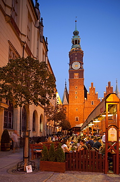 Town hall at dusk, Rynek (Old Town Square), Wroclaw, Silesia, Poland, Europe