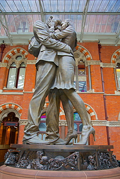 Statue of Couple Embracing, St. Pancras Station, London, England, United Kingdom, Europe