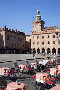 Palazzo D'Accursio (Palazzo Comunale) (Town Hall) and cafe tables, Piazza Maggiore, Bologna, Emilia Romagna, Italy, Europe