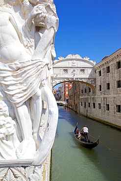 Doge's Palace, Bridge of Sighs and gondola, Piazza San Marco, Venice, UNESCO World Heritage Site, Veneto, Italy, Europe