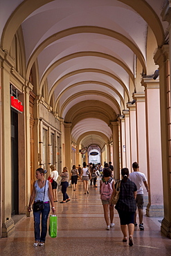 Arcadeand shops, Bologna, Emilia Romagna, Italy, Europe