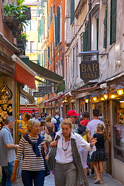 Busy street scene, Venice, UNESCO World Heritage Site, Veneto, Italy, Europe