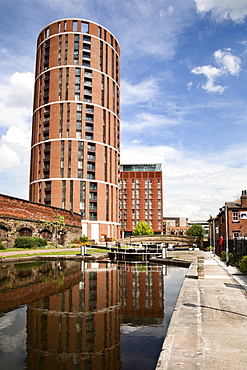 Office Lock on the Leeds and Liverpool Canal at Granary Wharf, Leeds, West Yorkshire, Yorkshire, England, United Kingdom, Europe