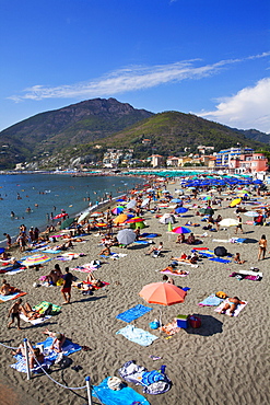 Busy beach at Levanto, Liguria, Italy, Mediterranean, Europe