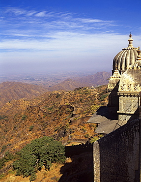 Looking down over the Aravalli hills and winding ramparts from the top of Kumbhalgarh Fort, Rajasthan, India, Asia