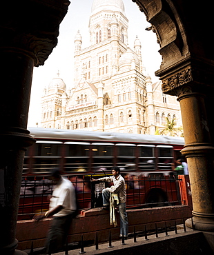 View through arch of Mumbai Municipal corporation building, Mumbai (Bombay), India, South Asia