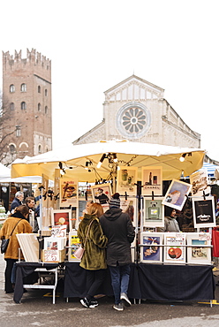 Sunday antiques market with Basilica di San Zeno Maggiore in background, Verona, Veneto Province, Italy, Europe