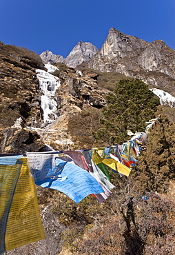 Prayer flags, Dudh Kosi Valley, Solu Khumbu (Everest) Region, Nepal, Himalayas, Asia