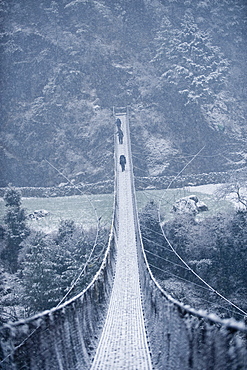 Footbridge, Dodh Kosi River, Khumbu (Everest) Region, Nepal, Himalayas, Asia