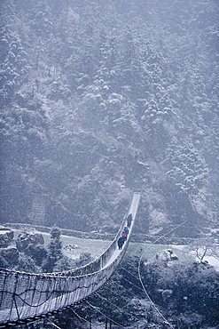 Footbridge, Dodh Kosi River, Khumbu (Everest) Region, Nepal, Himalayas, Asia