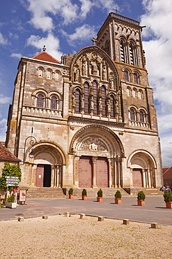 La Basilique of Sainte Madeleine de Vezelay, an 11th century Benedictine Monastery, UNESCO World Heritage Site, Yonne, Burgundy, France, Europe