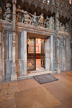 The entrance to the choir in Chartres Cathedral, UNESCO World Heritage Site, Chartres, Eure-et-Loir, Centre, France, Europe