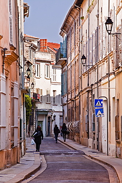 Street scene in the old part of the city of Avignon, Vaucluse, France, Europe 