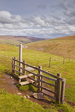 A fingerpost pointing towards Littondale in the Yorkshire Dales, Yorkshire, England, United Kingdom, Europe 