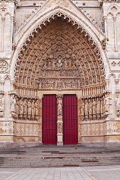 The west front of Notre Dame d'Amiens Cathedral, UNESCO World Heritage Site, Amiens, Somme, Picardy, France, Europe