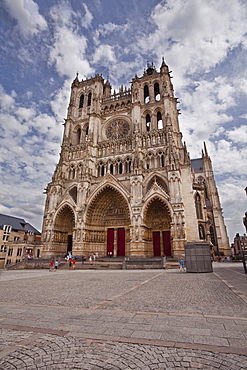 The west front of Notre Dame d'Amiens Cathedral, UNESCO World Heritage Site, Amiens, Somme, Picardy, France, Europe