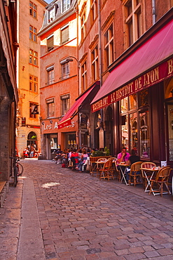 People enjoying the restaurants of Vieux Lyon, Lyon, Rhone, Rhone-Alpes, France, Europe