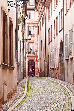 A narrow backstreet in the La Petite France, Grande Ile, UNESCO World Heritage Site, Strasbourg, Bas-Rhin, Alsace, France, Europe