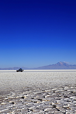 A 4x4 on Salar de Uyuni, the largest salt flat in the world, South West Bolivia, Bolivia, South America